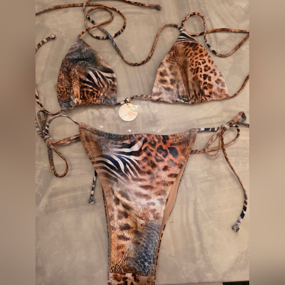 White Fox Boutique Ocean Chill Bikini Safari Chaos & Rule Breaker Set Size: Med - Picture 9 of 10